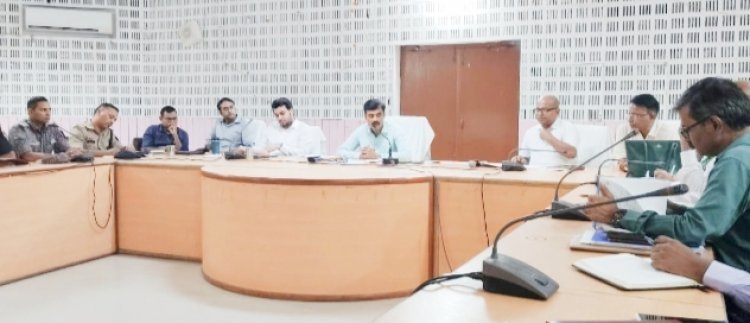 बाढ़ प्रभावित क्षेत्रों में अधिकारियों को लगातार निरीक्षण के निर्देश: जिलाधिकारी बलिया