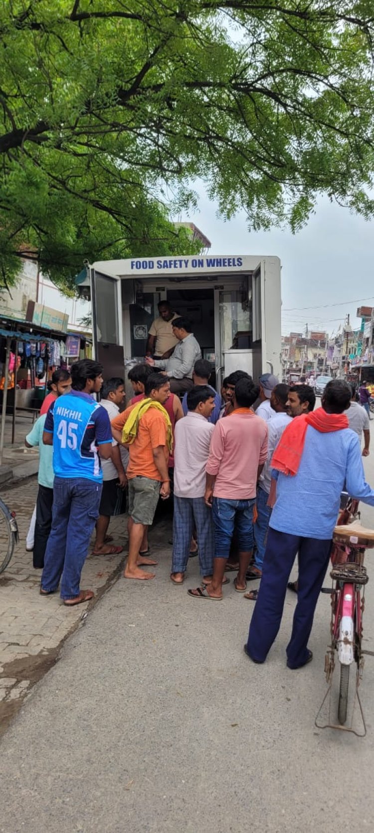 रक्षाबंधन से पहले मिलावटखोरों पर शिकंजा: आज़मगढ़ में खाद्य सुरक्षा विभाग की सख्त कार्रवाई, 36 नमूनों की जांच, 3 फेल