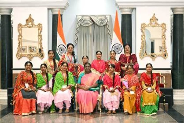 राष्ट्रपति भवन में रक्षाबंधन: द्रौपदी मुर्मु ने छात्रों संग मनाया भाई-बहन के प्रेम का पर्व, पर्यावरण संरक्षण का दिया संदेश