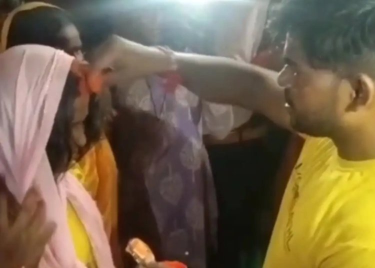 गोरखपुर एम्स थाना क्षेत्र में प्रेमिका से मिलने पहुंचा प्रेमी, परिजनों ने पकड़ा; अगले दिन मंदिर में हुई शादी गोरखपुर एम्स प्रेमिका से मिलने गया युवक