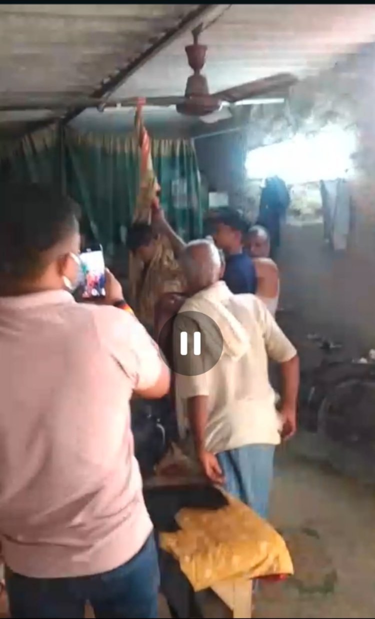 गोरखपुर में सनसनी: युवक का शव संदिग्ध हालात में फंदे से लटका मिला, फोरेंसिक टीम जुटी जांच में