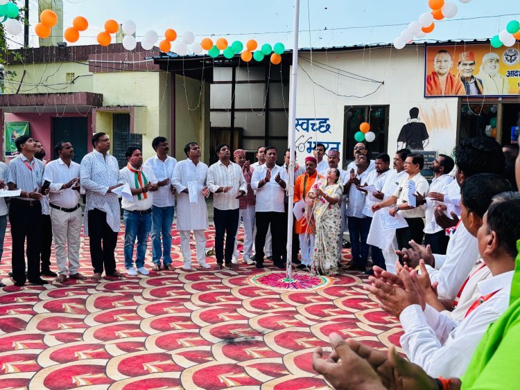 स्वतंत्रता दिवस पर बड़हलगंज क्षेत्र में तिरंगा लहराकर मनाया गया आज़ादी का जश्न