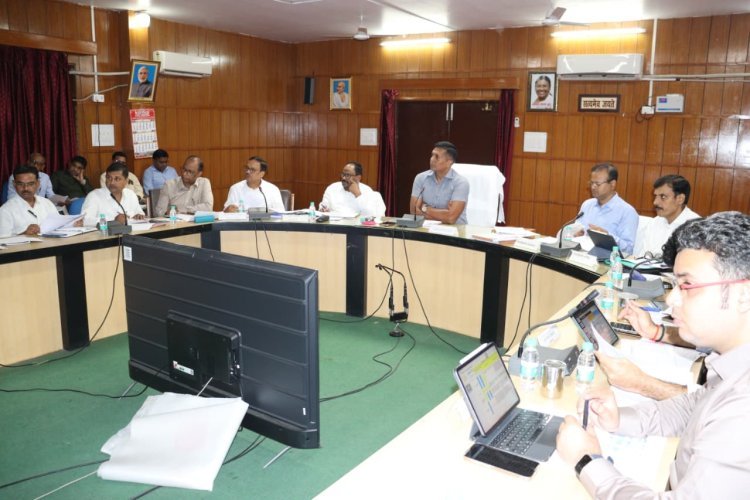 मंडलायुक्त विवेक ने की मंडलीय समीक्षा बैठक – “योजनाओं में लाएं अपेक्षित प्रगति, रैंकिंग सुधारें और अच्छा काम करने वालों को सम्मानित करें”
