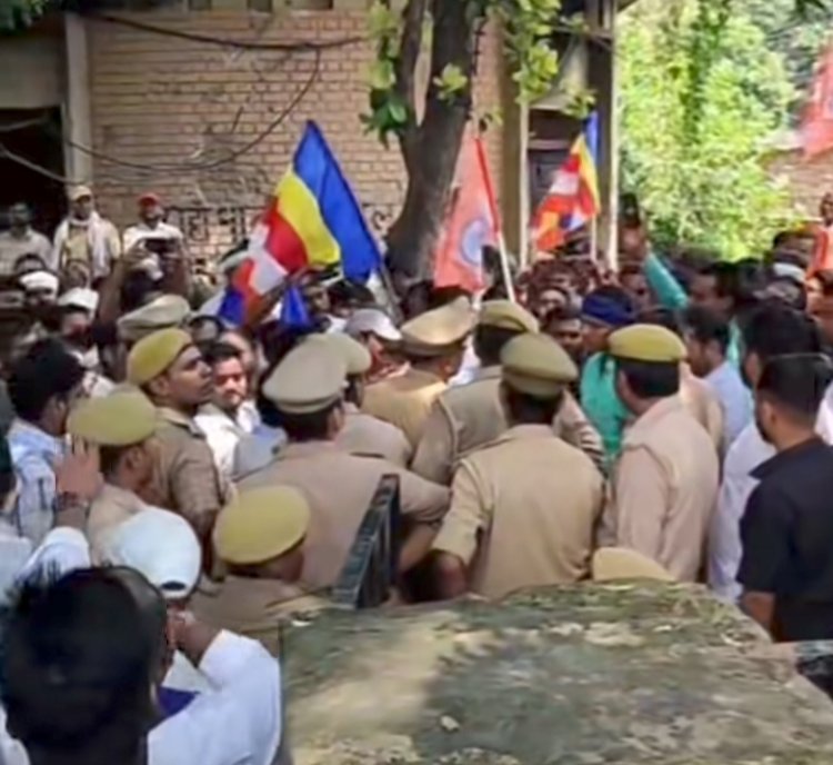 रायबरेली में उमड़ा मौर्य समाज, आशीष तिवारी की गिरफ्तारी की उठी मांग
