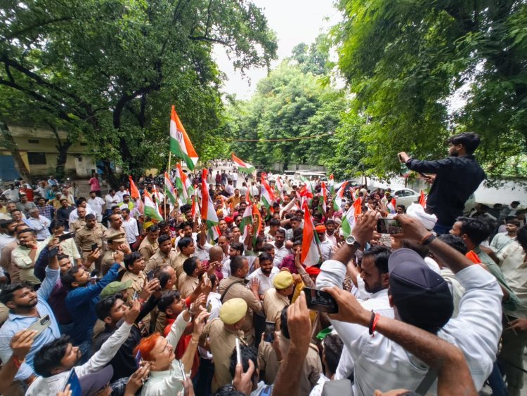 रायबरेली में उग्र हुआ आंदोलन, सम्राट अशोक और चंद्रगुप्त मौर्य के अपमान के खिलाफ हजारों लोग सड़कों पर, आशीष तिवारी की गिरफ्तारी की मांग 48 घंटे के भीतर आरोपी आशीष तिवारी को गिरफ्तार नहीं किया तो आंदोलन