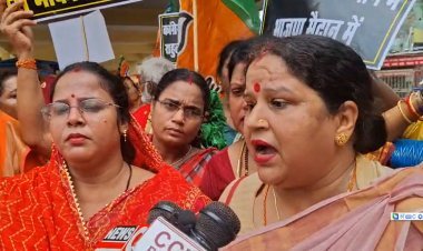 आज़मगढ़ में उबाल: पीएम मोदी की मां पर अभद्र टिप्पणी से महिला मोर्चा भड़का, कांग्रेस कार्यालय पर किया जोरदार विरोध