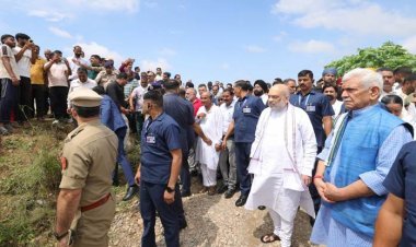 जम्मू में बाढ़-आपदा का जायजा लेने पहुँचे गृह मंत्री अमित शाह, बोले – “मोदी सरकार संकट की इस घड़ी में कश्मीरियों के साथ मज़बूती से खड़ी है”