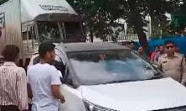 बुरहानपुर हाईवे पर अनोखी घटना: कार में सोया चालक बना जाम का कारण, लोगों ने शीशा तोड़कर जगाया