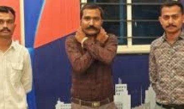 सूरत का ‘फिल्मी’ फर्ज़ी पुलिसवाला! गरबा पंडाल से नकली सब-इंस्पेक्टर गिरफ्तार, दो दिन से करता रहा VIP एंट्री