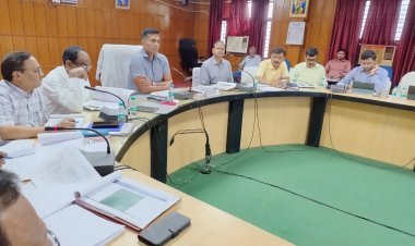 निर्माण कार्यों की गुणवत्ता से लेकर राजस्व वसूली तक—मण्डलायुक्त विवेक की सख्ती, लापरवाह अधिकारियों का वेतन रोका, मिली कड़ी चेतावनी