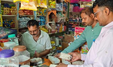 नवरात्रि पर मिलावटखोरों पर सख्त निगरानी—आजमगढ़ में छापेमारी अभियान, 21 नमूने जांच को भेजे, कालातीत खाद्य सामग्री जब्त व नष्ट