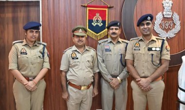 उपनिरीक्षक संजीव पाण्डेय को निरीक्षक (गोपनीय) के पद पर पदोन्नति, एसएसपी आजमगढ़ ने कंधे पर स्टार लगाकर दी शुभकामना