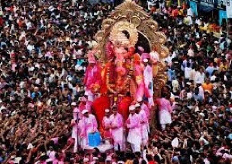 लालबागचा राजा विसर्जन जुलूस: आस्था के सागर में उमड़े लाखों भक्त, चोरी की वारदातों ने डाला काला साया