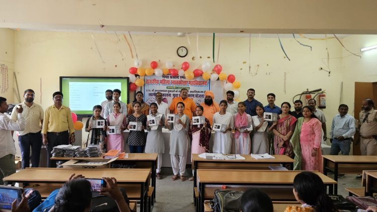 आज़मगढ़ में छात्राओं को मिला तकनीकी सशक्तिकरण का तोहफ़ा