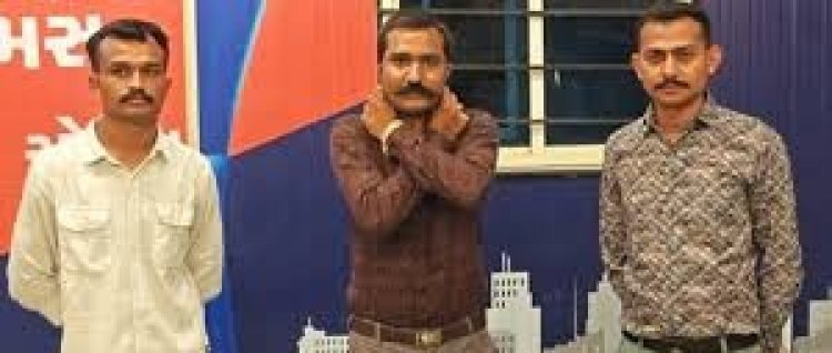 सूरत का ‘फिल्मी’ फर्ज़ी पुलिसवाला! गरबा पंडाल से नकली सब-इंस्पेक्टर गिरफ्तार, दो दिन से करता रहा VIP एंट्री