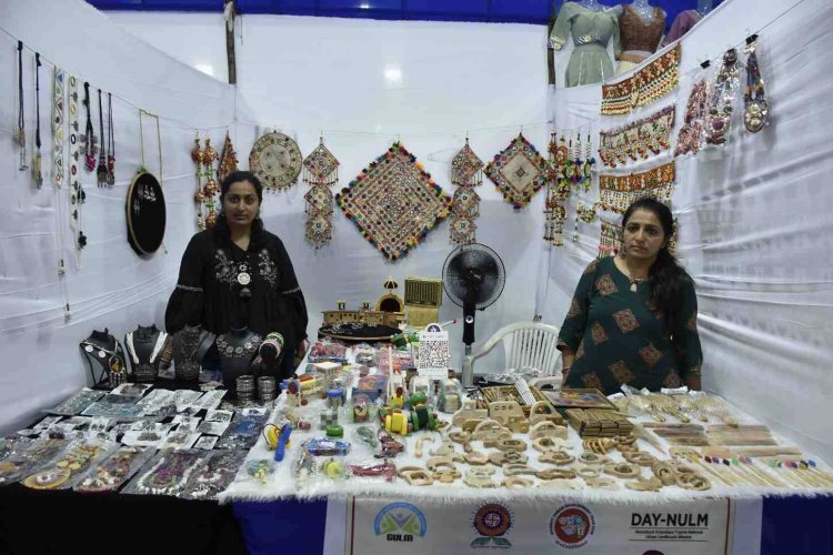 शिक्षा, मेहनत और दृढ़ संकल्प की मिसाल: 'सुवासिनी स्वयं सहायता समूह' की महिलाएं बनीं आत्मनिर्भरता की प्रेरणा