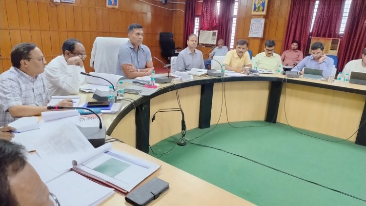 निर्माण कार्यों की गुणवत्ता से लेकर राजस्व वसूली तक—मण्डलायुक्त विवेक की सख्ती, लापरवाह अधिकारियों का वेतन रोका, मिली कड़ी चेतावनी