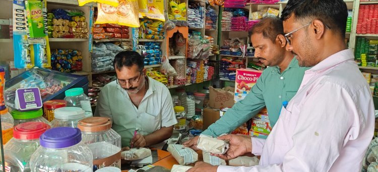 नवरात्रि पर मिलावटखोरों पर सख्त निगरानी—आजमगढ़ में छापेमारी अभियान, 21 नमूने जांच को भेजे, कालातीत खाद्य सामग्री जब्त व नष्ट