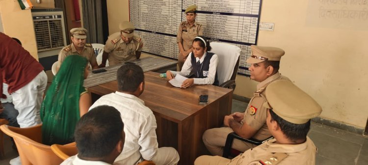 बड़हलगंज में एक दिन की थानेदार बनी 10वीं की छात्रा ओजस्वनी सिंह, सुनी जनता की फरियाद और दी समाधान की दिशा