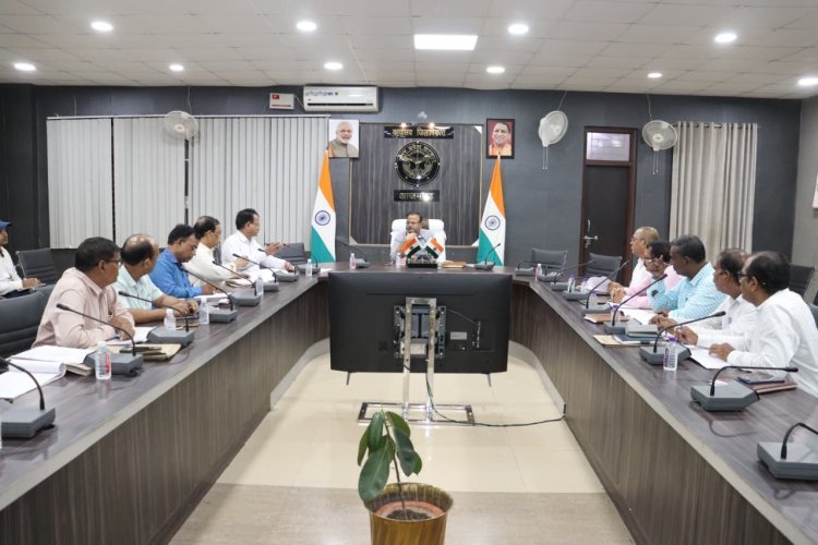 जिलाधिकारी रविन्द्र कुमार ने चकबंदी विभाग की समीक्षा बैठक में दिए कड़े निर्देश
