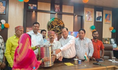 नगरपंचायत कर्मियों को मिला दिवाली का तोहफा — चेयरमैन प्रीति उमर की ओर से खुशी की सौगात, मुस्कुराए सफाई कर्मी