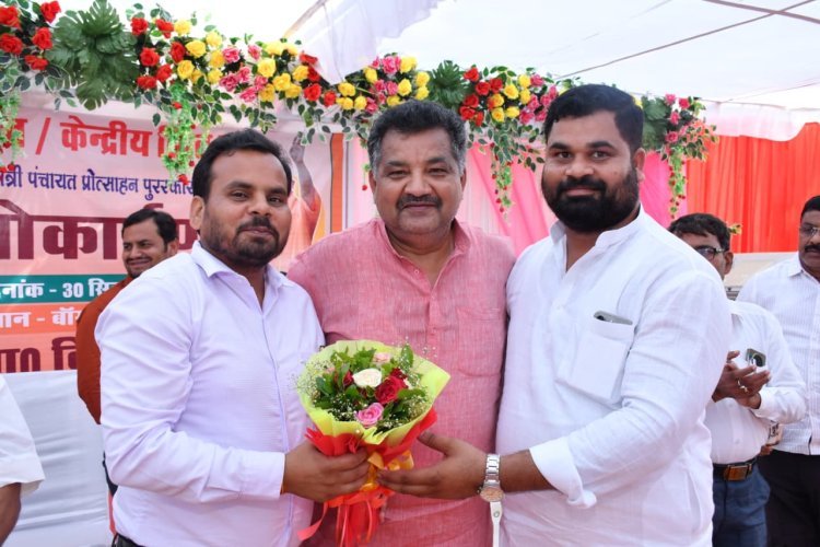 इस प्रधान ने कार्यकाल की 90 ‘बेटियों’ में बाँट दिया तीन लाख का पूरा मानदेय; ग्राम प्रधान दिवाकर विक्रम सिंह की अनोखी पहल ने जीता सबका दिल