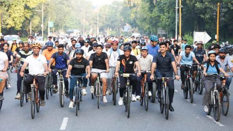 विश्व शिक्षक दिवस पर दिल्ली में साइकिल संग हुआ फिटनेस का उत्सव, डॉ. मांडविया ने किया नेतृत्व