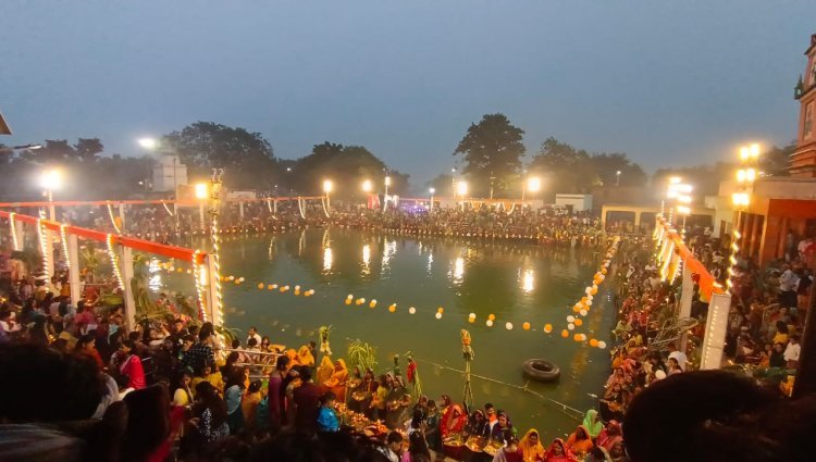 अस्ताचल सूर्य को अर्घ्य देने उमड़े श्रद्धालु — छठ घाटों पर गूंजे भक्ति गीत, भैरव बाबा धाम से देवरांचल तक श्रद्धा का सैलाब