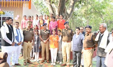 कप्तानगंज पुलिस की नई पहल: साइबर हेल्प डेस्क का शुभारंभ, रिटायर्ड कर्मियों को सम्मान और छात्राओं को डिजिटल सुरक्षा का संबल