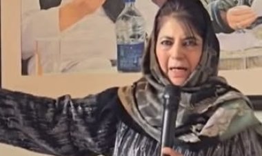 दिल्ली ब्लास्ट पर महबूबा मुफ्ती का तीखा बयान: “कश्मीर की हमारी मुसीबत लाल किले के सामने बोल पड़ी… क्या दिल्ली इसे समझेगी?”