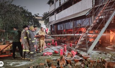 घना धुआँ, चमकती लपटें और फायर ब्रिगेड की जंगी जद्दोजहद—DM दीपक मीणा मौके पर मौजूद, राहत-बचाव तेज़ रफ्तार में जारी