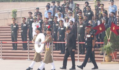 राष्ट्रीय कैडेट कोर का गौरवशाली सफर! 78वां स्थापना दिवस पर रक्षा सचिव और DG NCC ने राष्ट्रीय युद्ध स्मारक पर दी शहीदों को श्रद्धांजलि