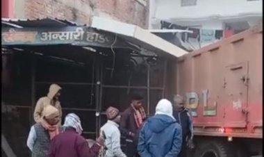 बड़हलगंज में बड़ा हादसा टला: तेज रफ्तार बालू ट्रेलर दुकान व मकान में घुसा, लाखों का नुकसान—पर जनहानि शून्य