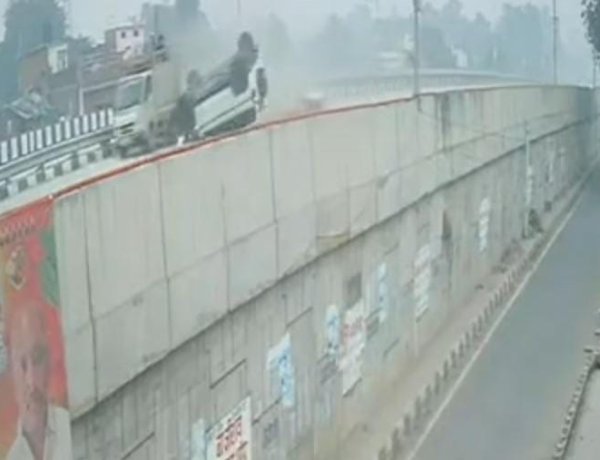 गोरखपुर-वाराणसी हाईवे पर बड़ा हादसा टला! मझगांवा फ्लाईओवर पर तेज रफ्तार बोलेरो ने मैजिक को मारी भीषण टक्कर, बाल-बाल बचे यात्री