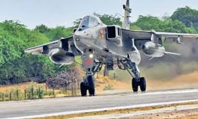 राजस्थान के हाईवे पर उतरे इंडियन एयरफोर्स के फाइटर जेट!