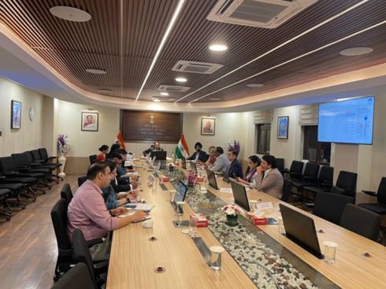 महंगी होती चिकित्सा पर बड़ी बैठक: बीमा प्रीमियम की बढ़ती मार रोकने के लिए अस्पतालों व बीमा कंपनियों को मिलकर काम करने की सलाह