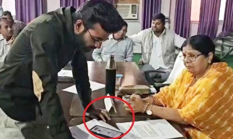 मुरैना नगर निगम में रिश्वतखोरी का खुला खेल उजागर! पीड़ित युवक ने मोबाइल पर कराया खुलासा, महापौर के सामने हड़कंप