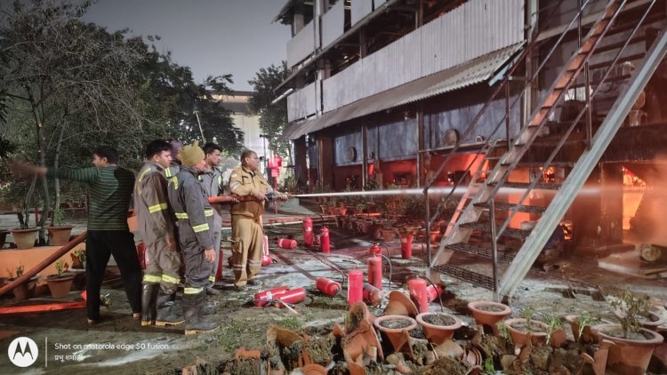 घना धुआँ, चमकती लपटें और फायर ब्रिगेड की जंगी जद्दोजहद—DM दीपक मीणा मौके पर मौजूद, राहत-बचाव तेज़ रफ्तार में जारी