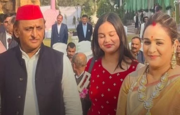 सैफई में सजी भव्य शादी—अखिलेश यादव पूरे परिवार संग दिखे एकजुट, अपर्णा यादव के साथ उपस्थिति चर्चा में; सियासत और संस्कृतियों का अनोखा संगम बना आकर्षण