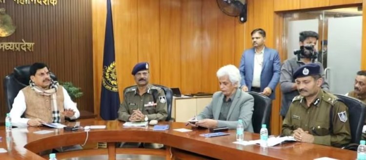 MP में CM मोहन यादव का सख्त एक्शन: आधी रात पुलिस मुख्यालय पहुँचे, अफसरों की क्लास लगाई; रायसेन SP हटाए, दो थाना प्रभारी लाइन अटैच