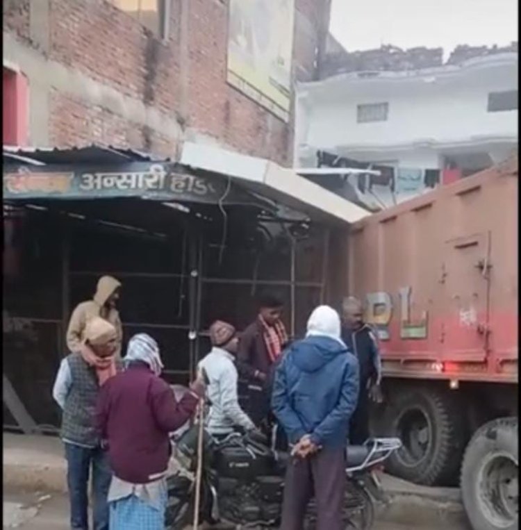 बड़हलगंज में बड़ा हादसा टला: तेज रफ्तार बालू ट्रेलर दुकान व मकान में घुसा, लाखों का नुकसान—पर जनहानि शून्य
