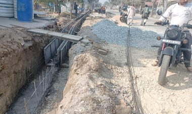 खजनी–बांसगांव मार्ग पर PWD के मानक ‘उल्टे’? टेंडर में सिर्फ 30% नाली ढक्कन, व्यापारी बोले– ‘यही है सुरक्षा मॉडल?’