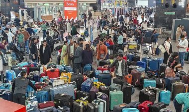 देशभर में फिर हवाई संकट—इंडिगो की कई फ्लाइट्स रद्द, कई घंटों की देरी; दिल्ली से मुंबई तक यात्रियों की लंबी कतारें