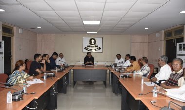 SIR कार्यक्रम की समीक्षा बैठक: कलेक्टर डॉ. सौरभ पारधी ने 10 दिसम्बर, बुधवार को आयोजित अंतिम विशेष शिविर में अधिकतम फॉर्म जमा कराने की अपील की