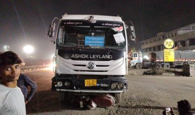 NH-53 पर मौत बनकर दौड़ा डम्पर: काग़ज़ ख़त्म, नंबर प्लेट तार से बंधी… और दो जिंदगियाँ उजड़ गईं!