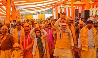 108 कुण्डीय गायत्री महायज्ञ से पूर्व निकली ऐतिहासिक कलशयात्रा, विधायक और चेयरमैन ने सिर पर कलश रख किया नेतृत्व