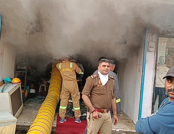 गोलघर में दहशत की दोपहर | बेबी लैंड शोरूम में भीषण आग, चार दमकल गाड़ियां लगा रहीं काबू; SSP राज करन नय्यर की नेतृत्व में राहत कार्य तेज