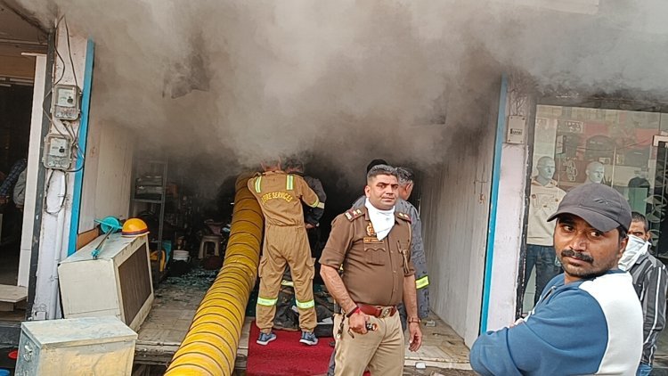गोलघर में दहशत की दोपहर | बेबी लैंड शोरूम में भीषण आग, चार दमकल गाड़ियां लगा रहीं काबू; SSP राज करन नय्यर की नेतृत्व में राहत कार्य तेज