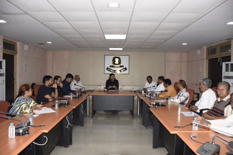 SIR कार्यक्रम की समीक्षा बैठक: कलेक्टर डॉ. सौरभ पारधी ने 10 दिसम्बर, बुधवार को आयोजित अंतिम विशेष शिविर में अधिकतम फॉर्म जमा कराने की अपील की