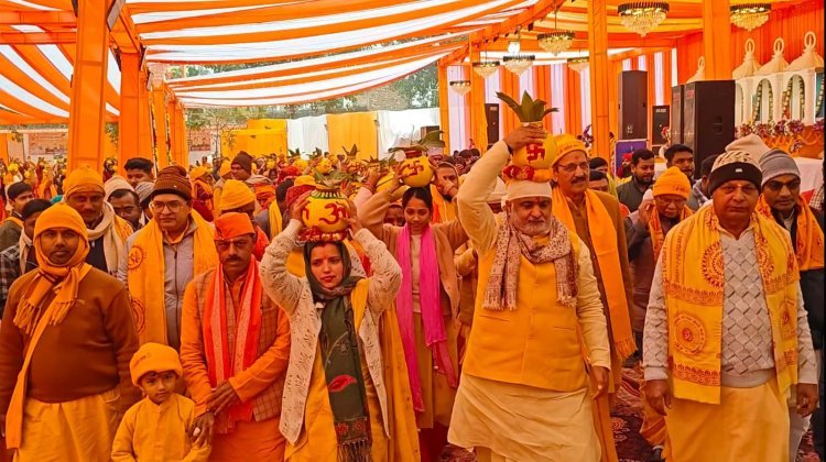 108 कुण्डीय गायत्री महायज्ञ से पूर्व निकली ऐतिहासिक कलशयात्रा, विधायक और चेयरमैन ने सिर पर कलश रख किया नेतृत्व